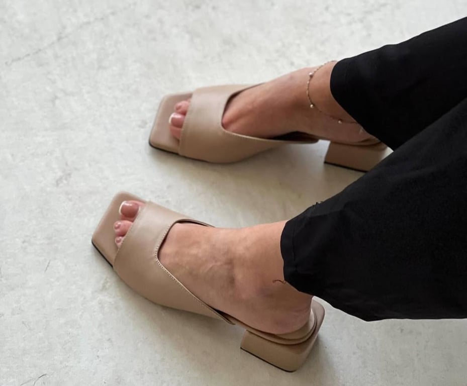 Мюлі на підборах мають оригінальний вигляд