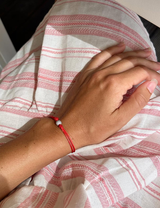 Як правильно носити червону нитку на руці