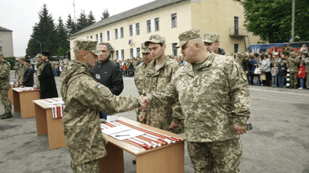 Строковики і курсанти — хто в ЗСУ отримає більшу виплату - 285x160