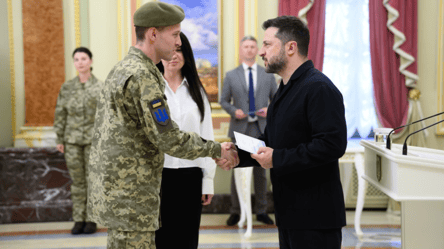 Зеленський вручив сертифікати на квартири Героям України та їх родинам - 304x171