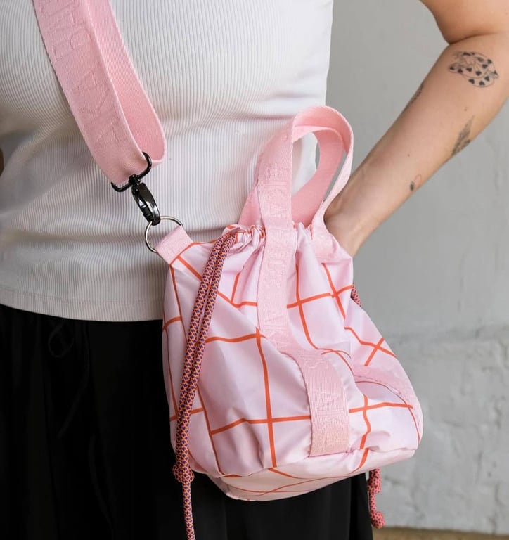 Стильна маленька сумка додасть образу елегантності