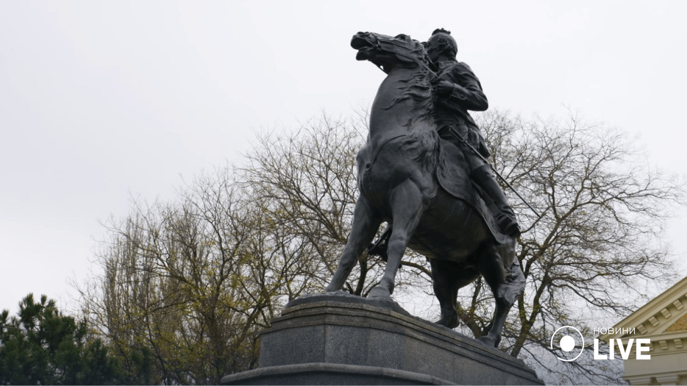 В Одессе демонтирован памятник Суворову