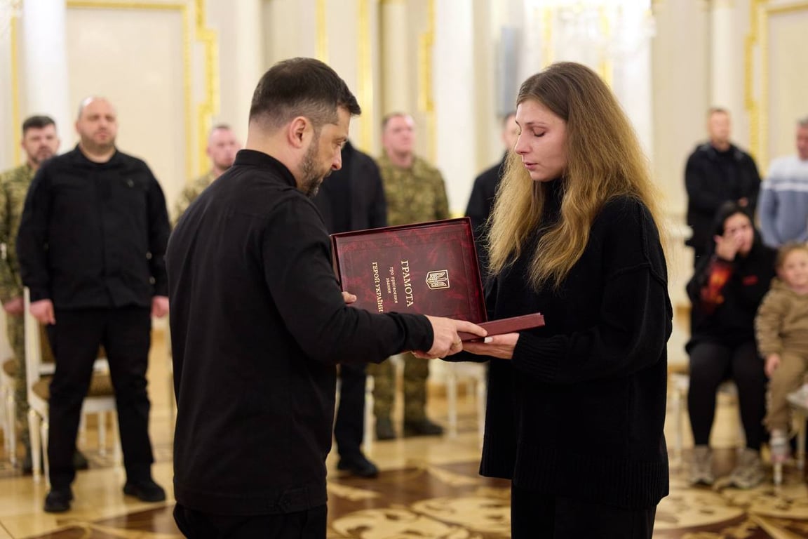 Зеленський вручає нагороду