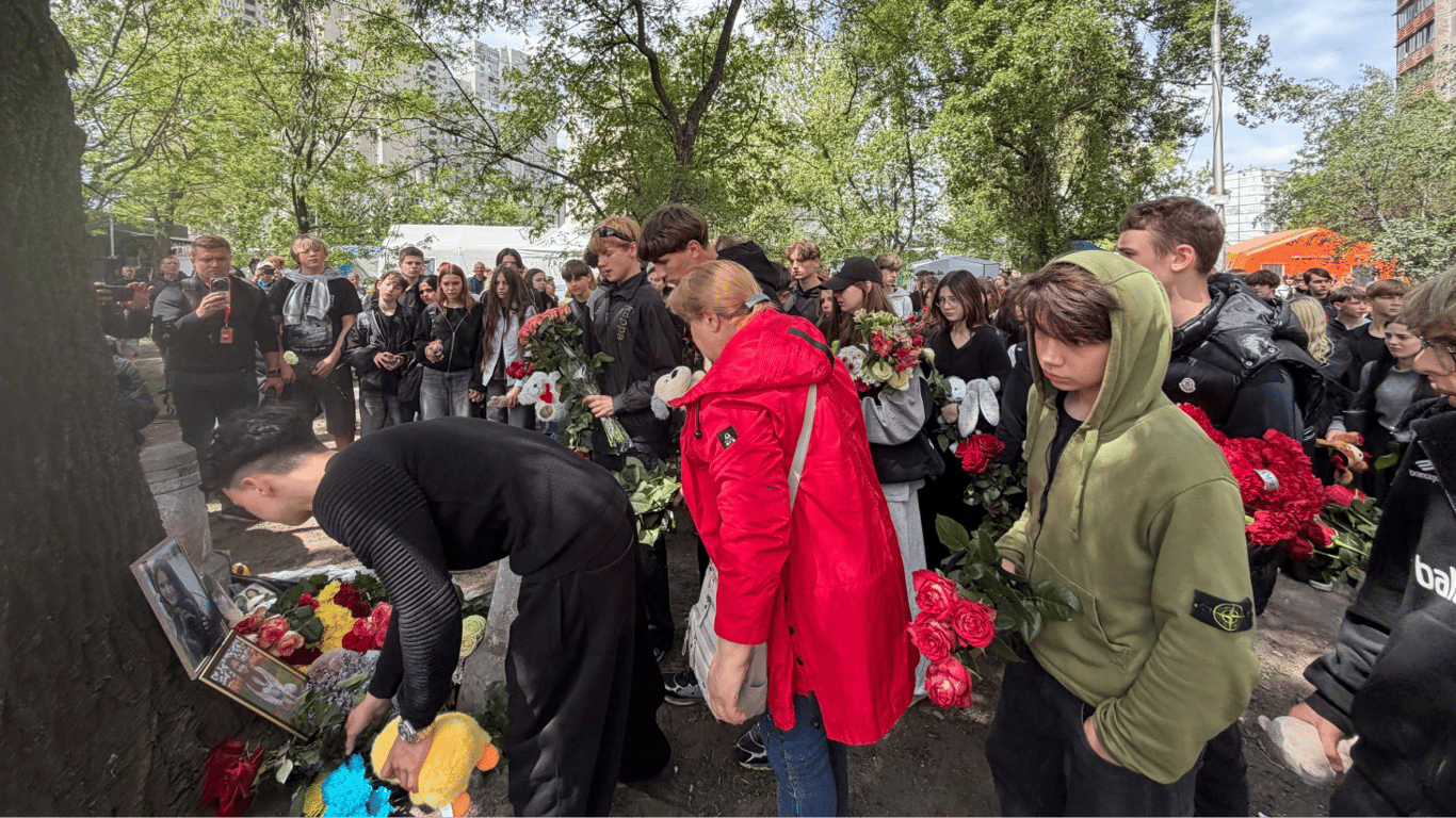 Удар по Киеву: десятки детей пришли с цветами к разрушенному дому