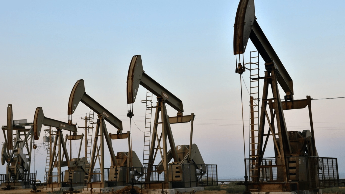 Європейські країни розглядають зниження стелі цін на російську нафту, — Bloomberg