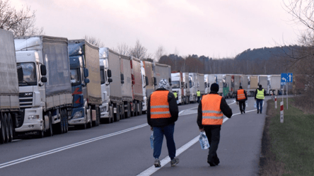 Выезд за границу Украины — уменьшилось ли количество грузовиков на КПП - 285x160
