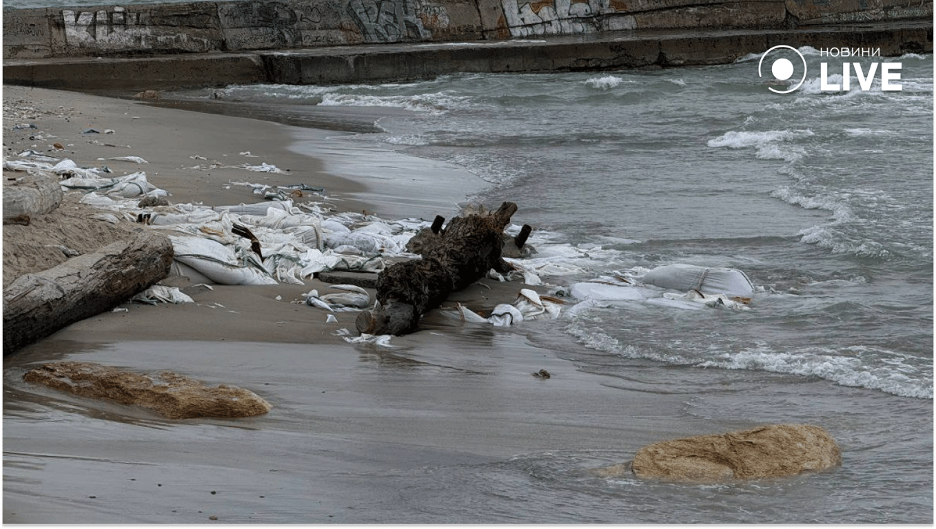 Пляж пішов під воду в Одесі