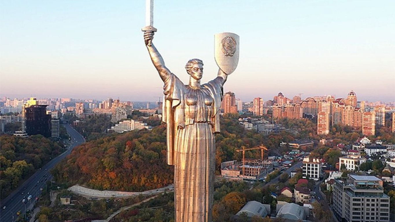 Стало відомо, коли закінчиться монтаж Тризуба на щит "Батьківщини-Матері" у Києві