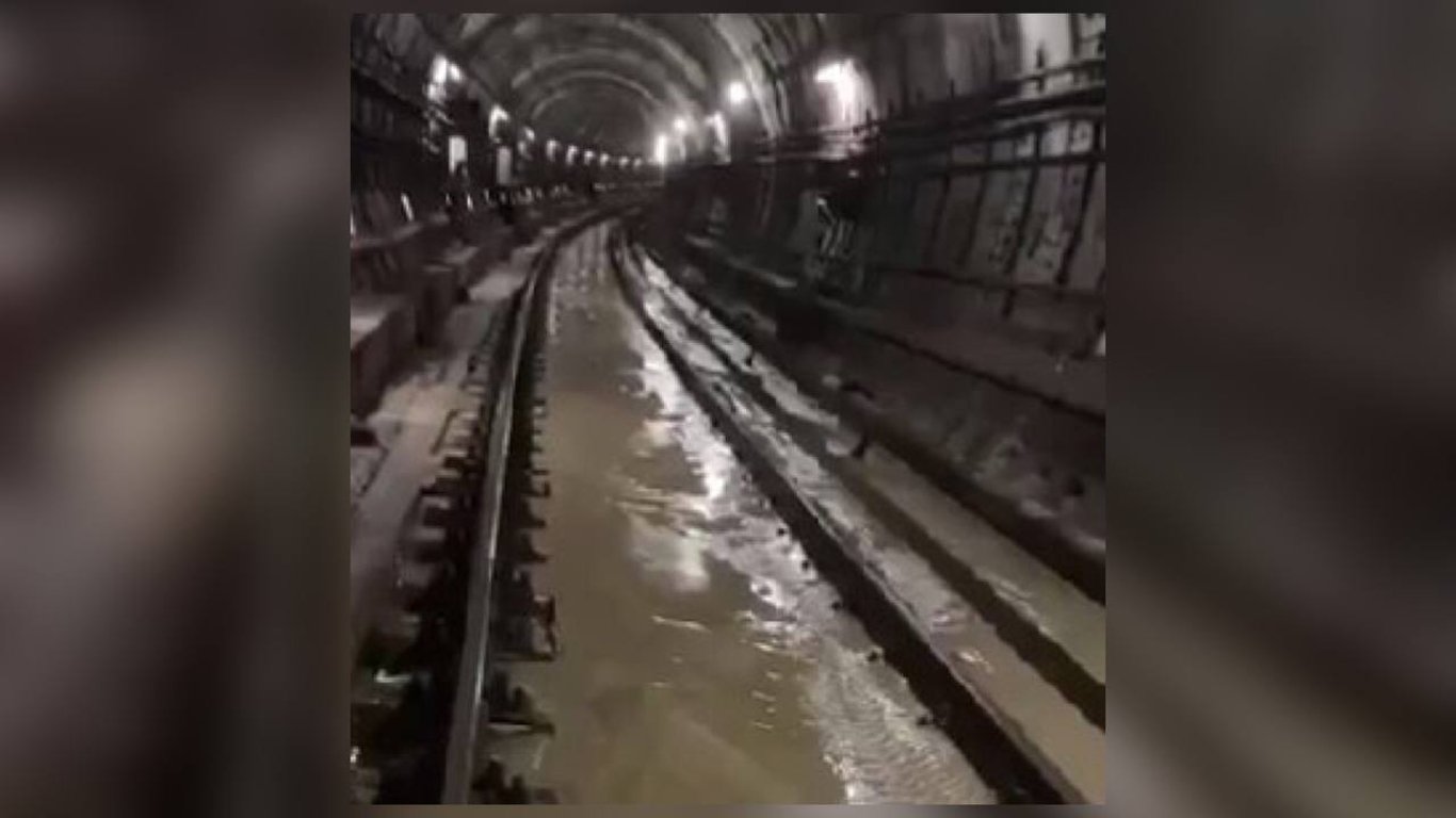 В столичном метро произошла авария — колеи заливает водой