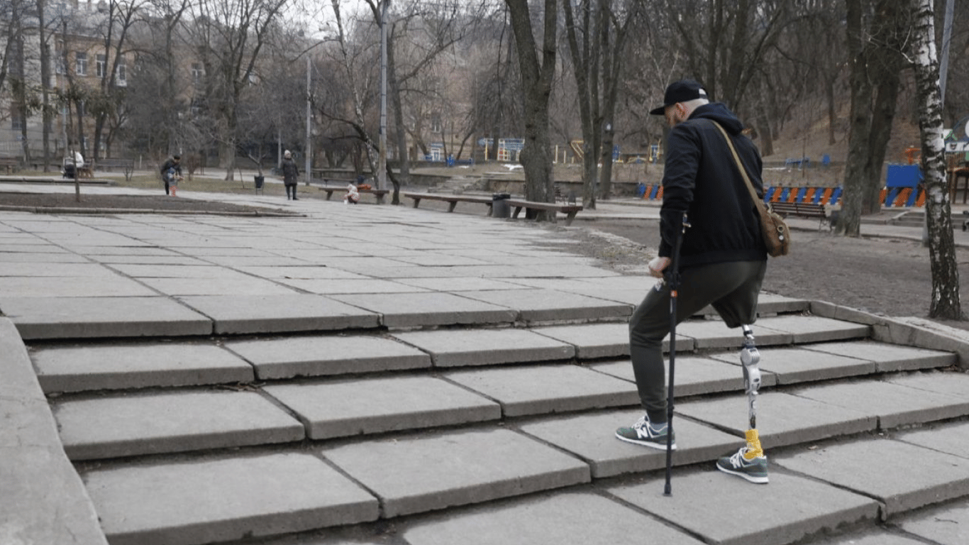 Людина на протезі