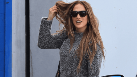 Дженнифер Лопес показала трендовый свитер этой зимы — фото - 285x160