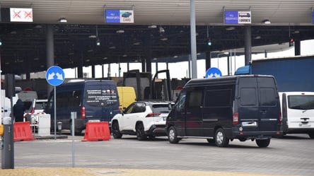 На границе с Польшей возникли огромные пробки из-за очередей - 285x160