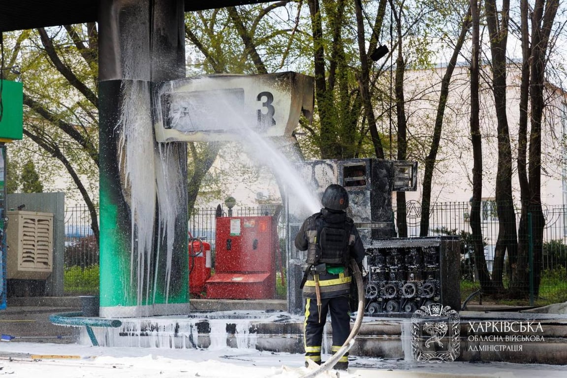 Рятувальники працюють над гасінням вогню на АЗС