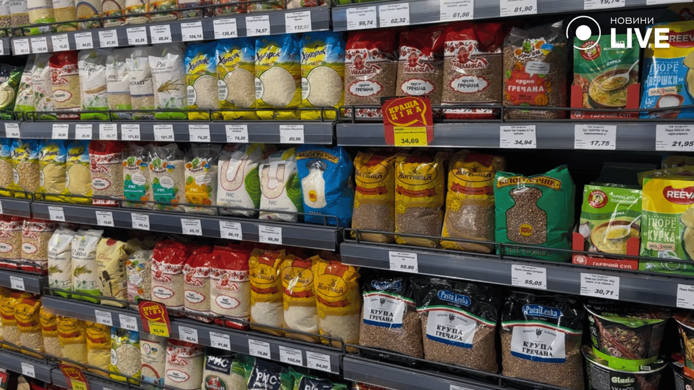 Бакалія на прилавках одеського супермаркету 