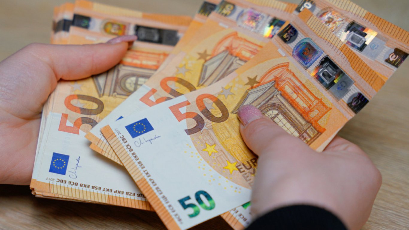 Денежная помощь весной: украинцам выплатят до 3 000 евро