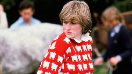 Червоний светр принцеси Діани з вівцями виставили на аукціон - 285x160