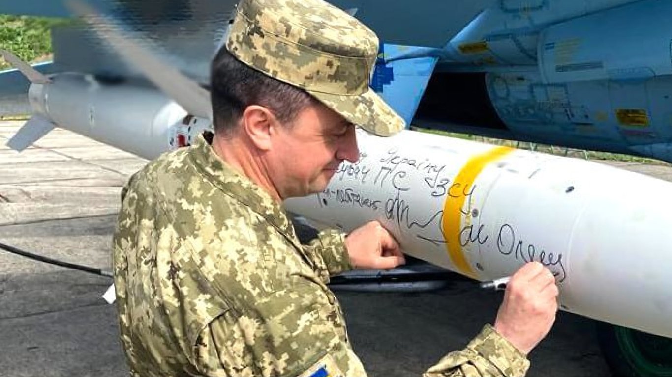 Командующий Воздушных сил написал послание оккупантам на американской ракете