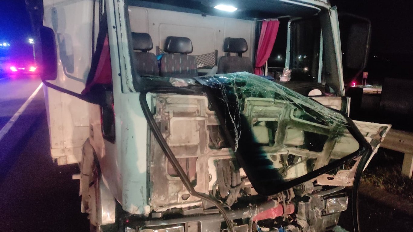 Біля Львова мікроавтобус влетів у вантажівку, п'ятеро поранених