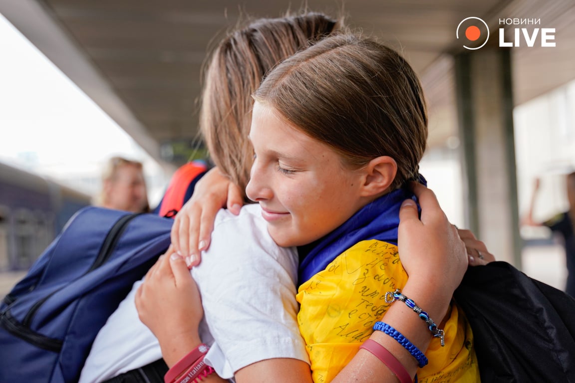 Обійми дітей