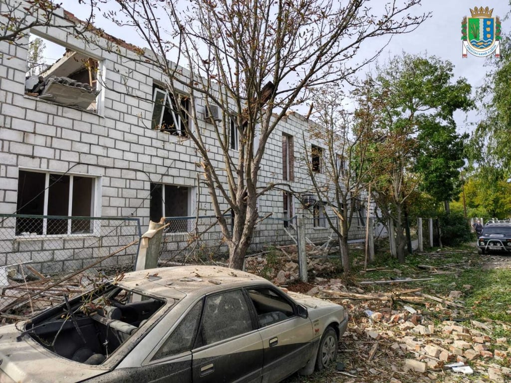 Пошкоджена будівля та автомобіль у Вилковому