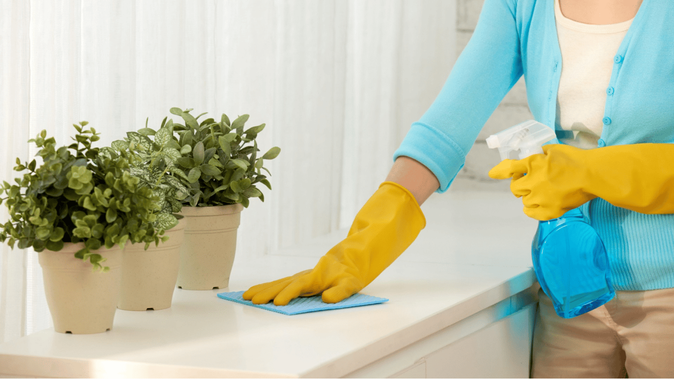 Прибирання підвіконня від слідів квіткових горщиків.