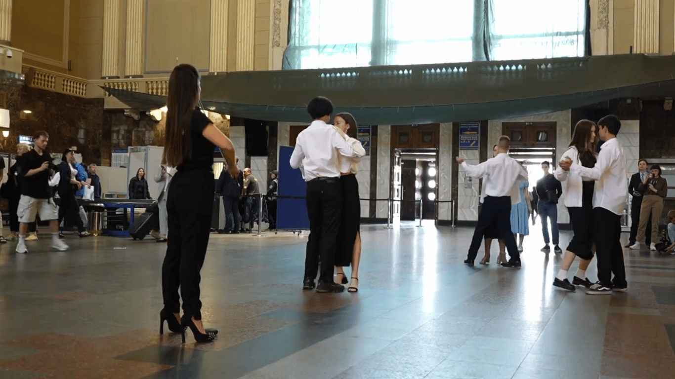 Ирпенские выпускники танцевали вальс на киевском вокзале