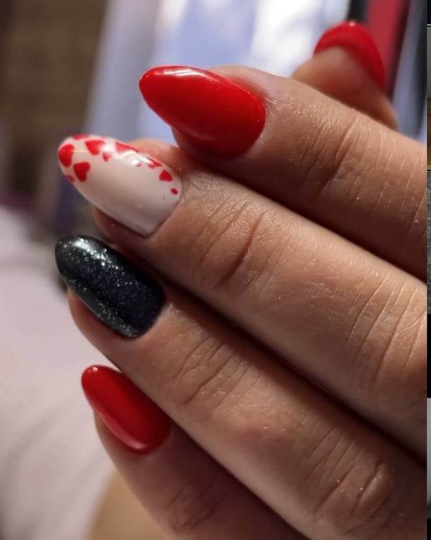 Сміливий дизайн манікюру в чорному кольорі