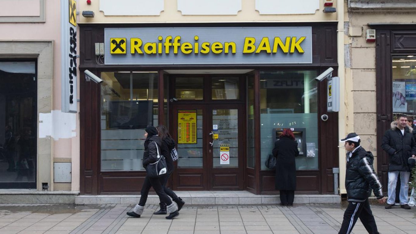 Raiffeisen Bank отнесли к списку спонсоров войны - как это повлияет на банк в Украине