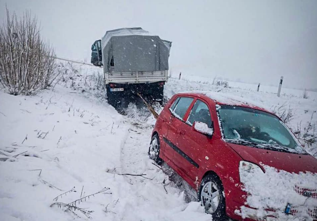Обережно, сніг та ожеледиця на дорогах Одещини — рятувальники допомагають водіям - фото 1