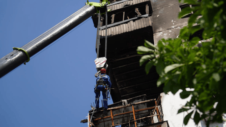 Біля багатоповерхівки, що постраждала від вибуху в Києві, чоловік вкусив поліцейського - 285x160