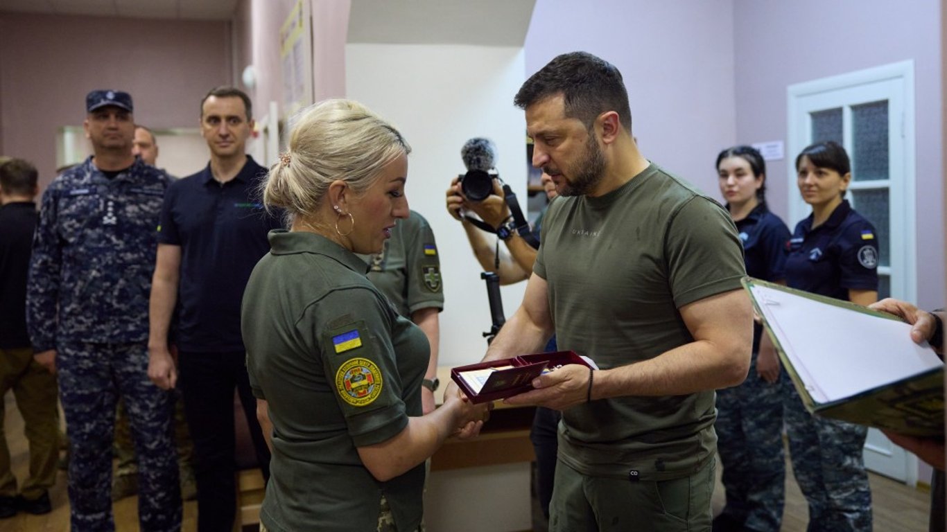 Зеленский посетил в Донецкой области стабпункт 47-й ОМБр и наградил медиков
