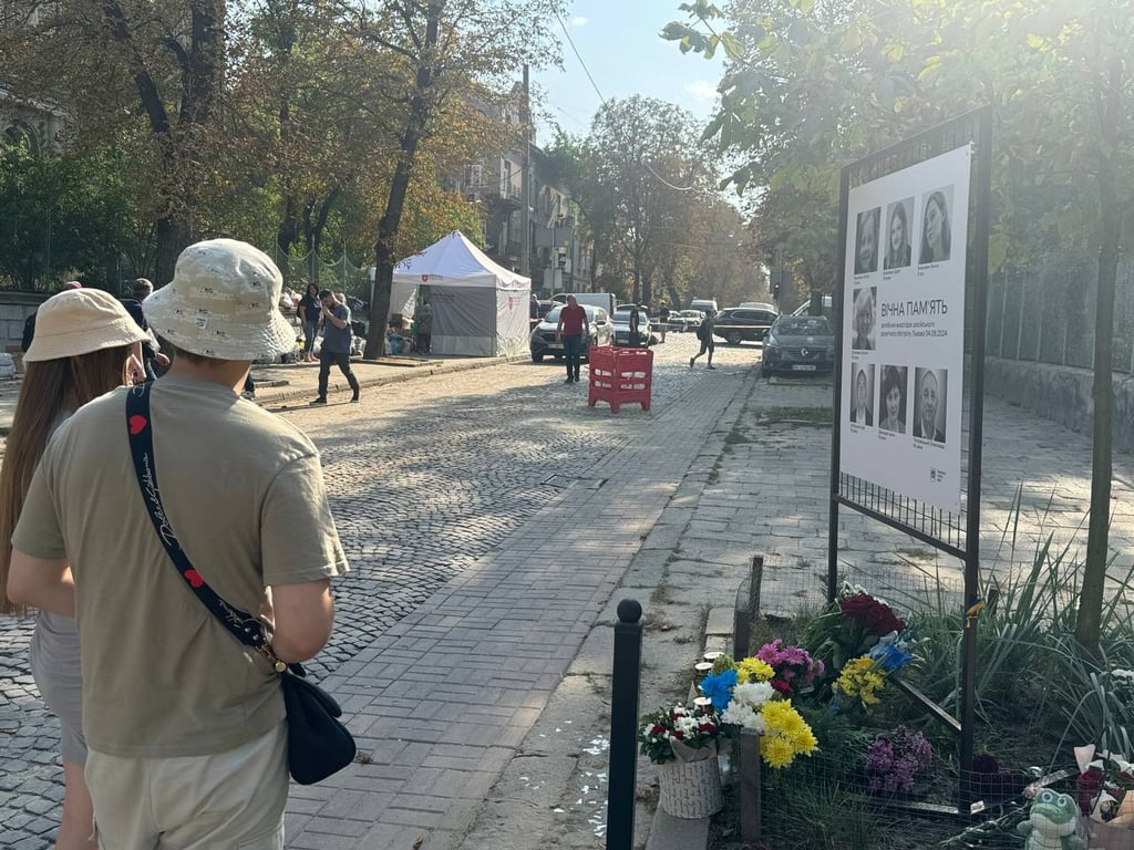 Російський удар по Львову — як містяни вшановують пам'ять загиблих - фото 3