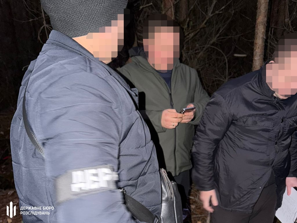 Ховався в лісі з грошима — київський поліцейський отримав підозру - фото 3