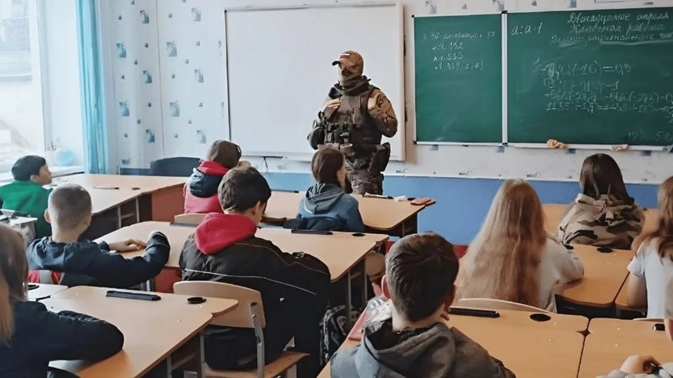 На оккупированной Луганщине россияне усиливают давление на школьников