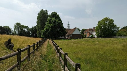 Земля за парканом — скільки метрів належить власнику будинку - 285x160