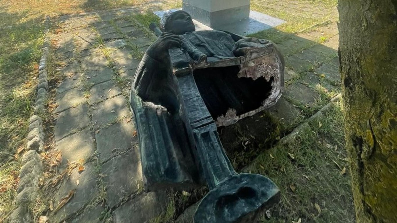 В Дрогобыче снесли памятник герою Советского Союза Геврику