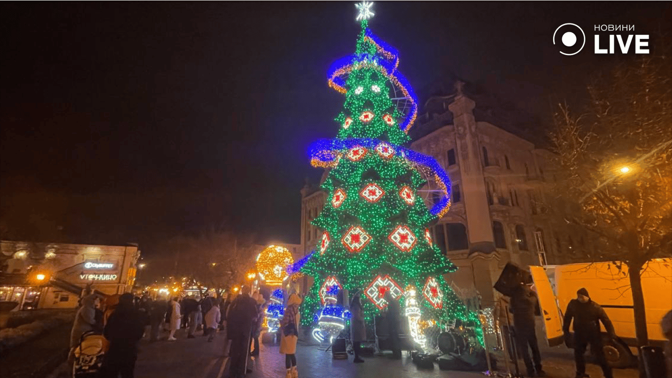 Праздник приближается — в Одессе зажгли новогоднюю елку