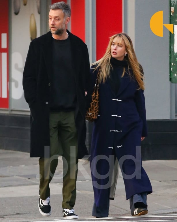 Дженніфер Лоуренс та Кук Мароні прогулялися Нью-Йорком - фото