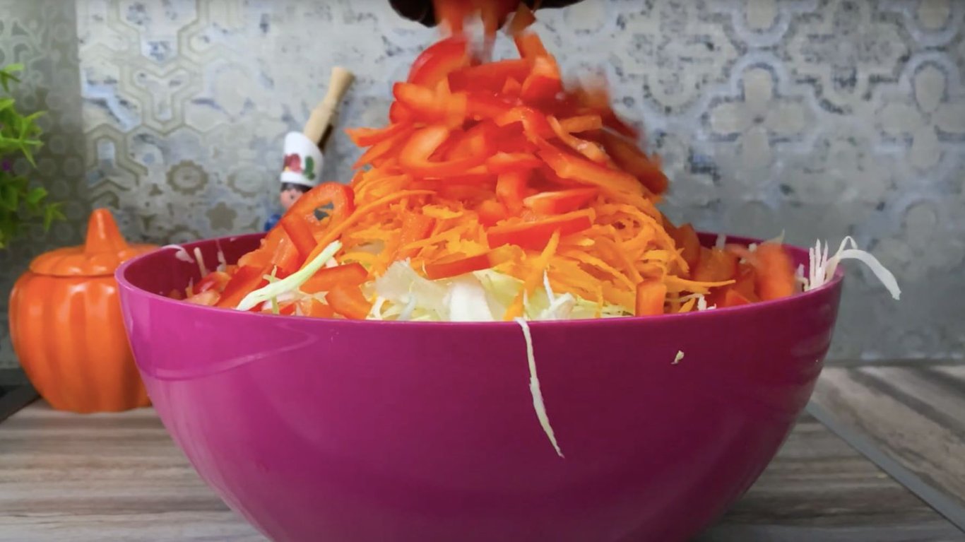 вкусная маринованная капуста с перцем и морковью