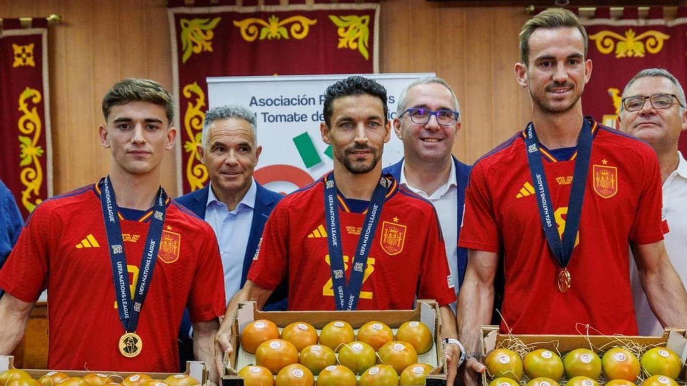 Сборную Испании за победу в Лиге Наций наградили помидорами