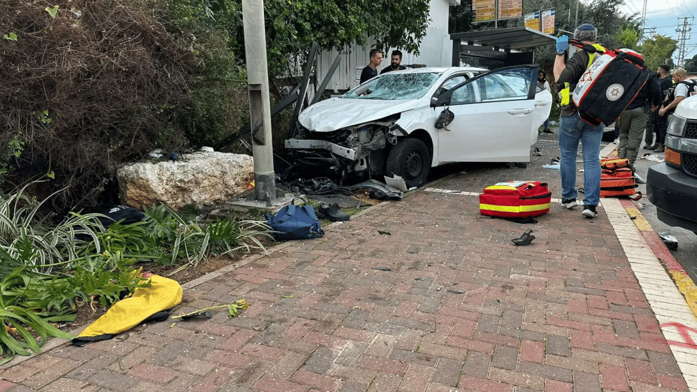 В Израиле террорист убил женщину и наехал автомобилем на людей, 17 раненых