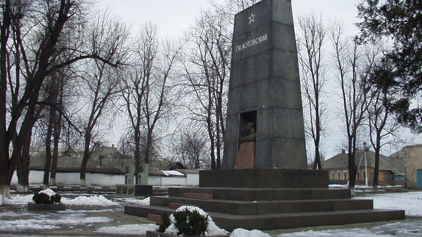 У місті на Одещині невідомі облили фарбою пам'ятники комуністам