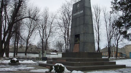 Народна декомунізація: у місті на Одещині невідомі облили фарбою пам'ятники комуністам - 285x160