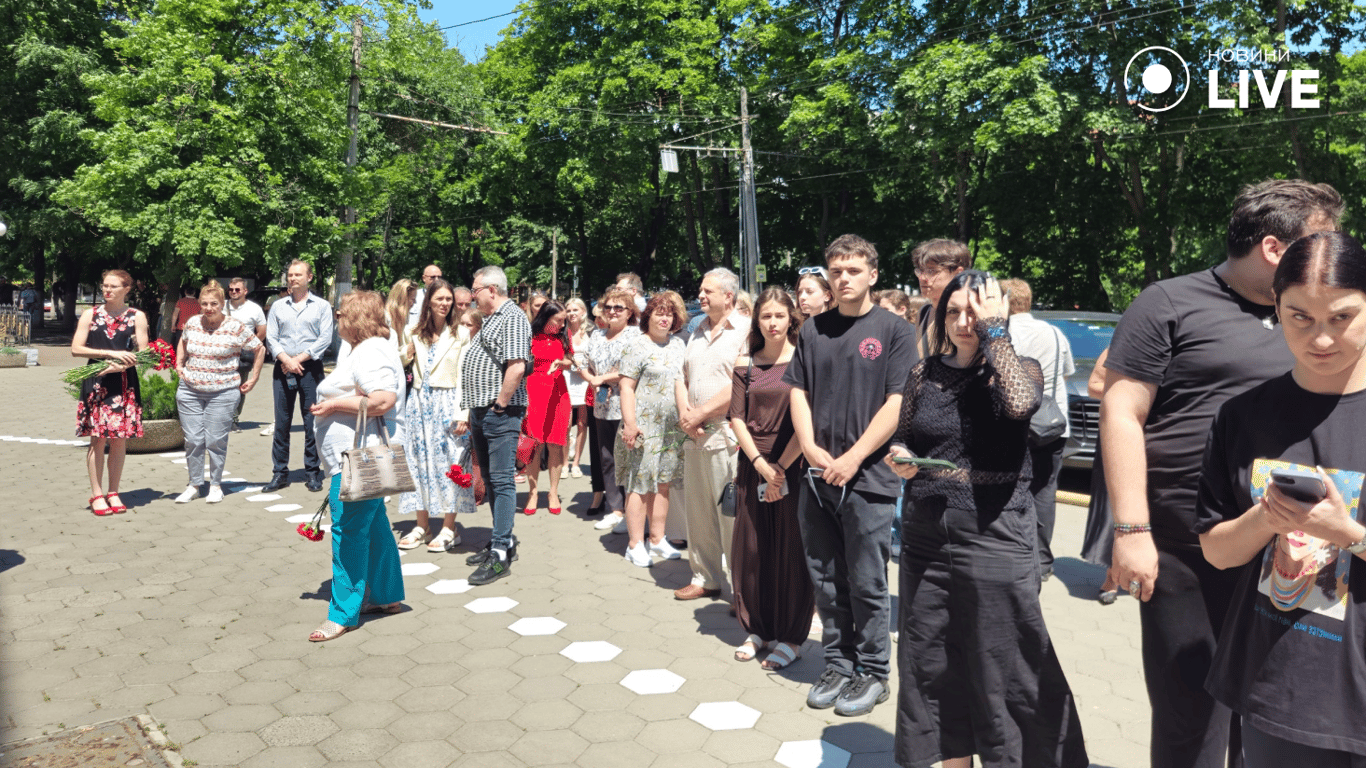 Люди зібралися на відкриття меморіальної дошки
