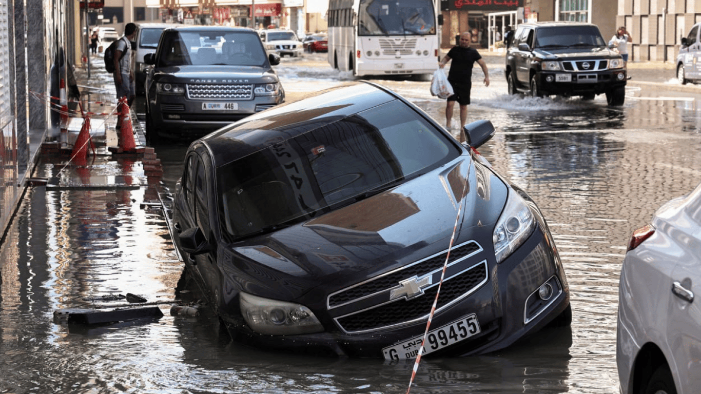 Потоп у Дубаї могла спровокувати сама ж влада — як вони пішли проти законів природи