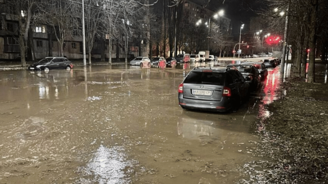 В КМДА пояснили, що стало причиною витоку на Великій Васильківській