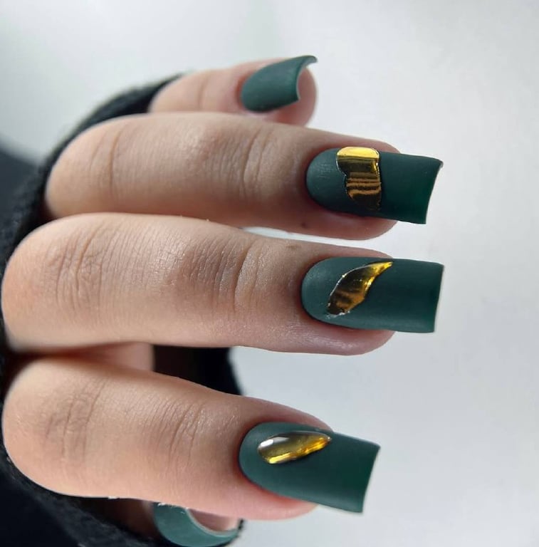 Глянцевий манікюр з оригінальним декором