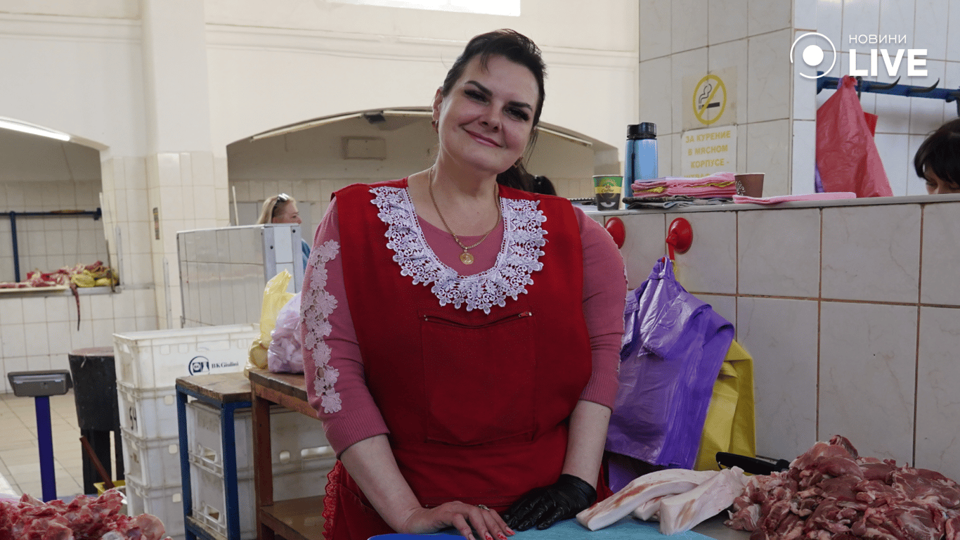Продавчиня свинини на Привозі