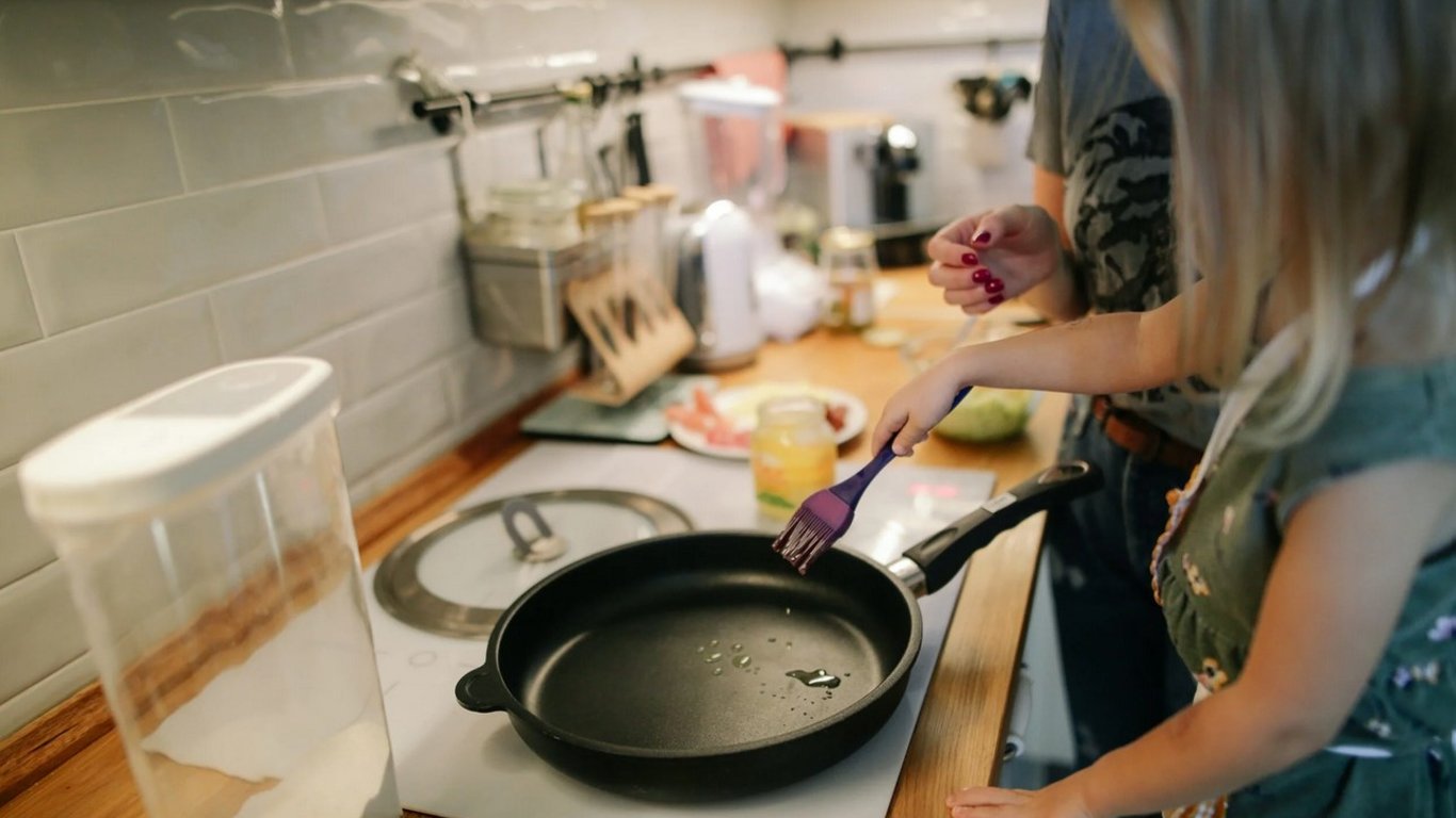 Небезпечні токсини в каструлях і сковорідках — як визначити та що робити