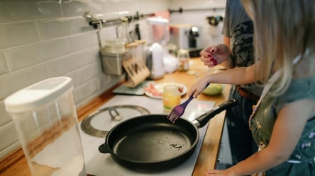 Які каструлі та сковороди варто негайно викинути, щоб серйозно не захворіти - 290x166